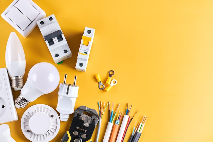 Photo ensemble d'outils électriques avec gradateur isolé sur fond jaune avec espace de copie éclairage contrôlable concept d'économie d'énergie construction et rénovation