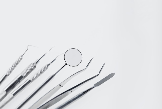 Ensemble d'outils d'équipement médical du dentiste en métal