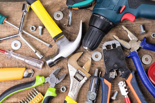 Ensemble d'outils sur un fond de bois