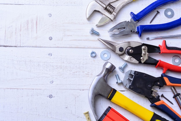 Ensemble d'outils sur un fond de bois