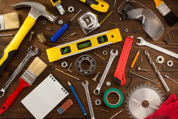 Photo ensemble d'outils et d'instruments sur fond de bois