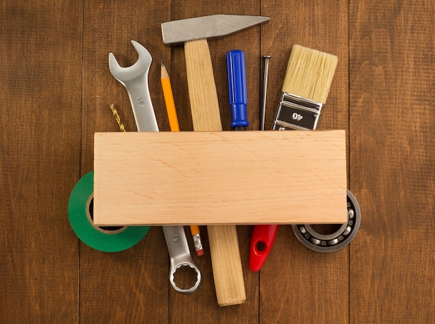 Photo ensemble d'outils et d'instruments sur mur en bois