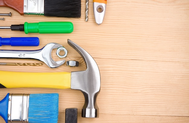 Photo ensemble d'outils et d'instruments sur planche de bois