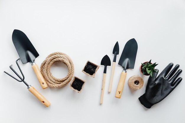 Ensemble d'outils de jardinage sur fond blanc