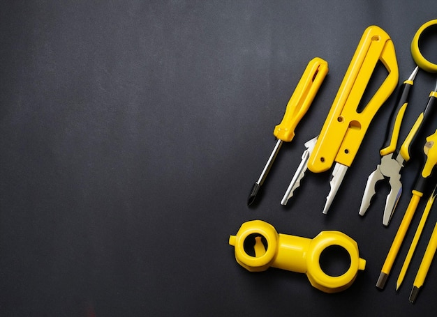 Ensemble d'outils jaunes sur fond noir