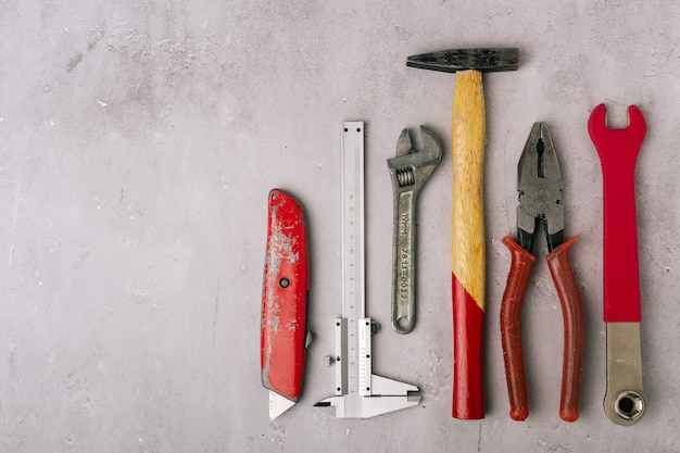 Ensemble d'outils à main sur un panneau gris pierre en gros plan, vue de dessus