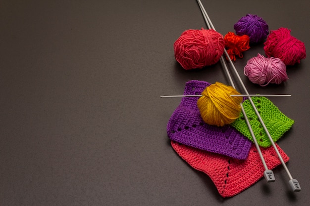 Ensemble d'outils et de matériaux pour le tricot