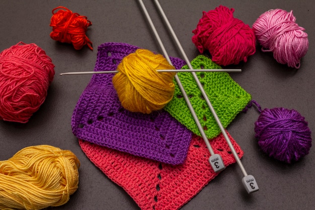 Ensemble d'outils et de matériaux pour le tricot