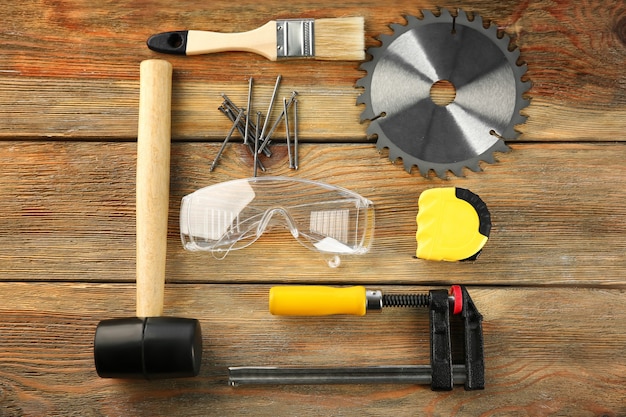 Ensemble d'outils de menuisier sur bois