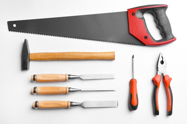Un ensemble d'outils de menuisier sur fond blanc