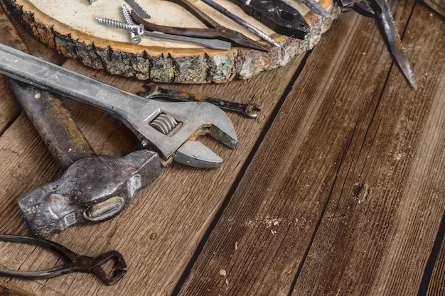 Un ensemble d'outils en métal dans l'atelier sur un vieux fond en bois rustique Fête des pères ou fête du travail
