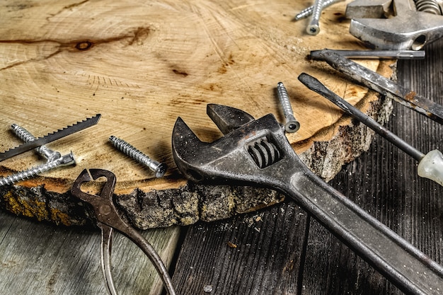 Un ensemble d'outils en métal dans l'atelier sur un vieux fond en bois rustiqueconcept fête des pères