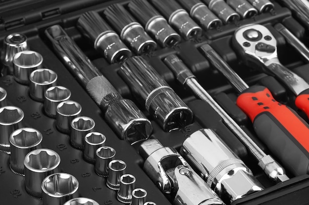 Ensemble d'outils pour la réparation de voitures dans une boîte