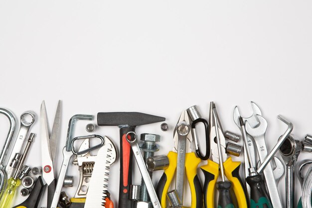 Ensemble d'outils de réparation dans une boîte sur fond blanc Outils de travail isolés sur blanc