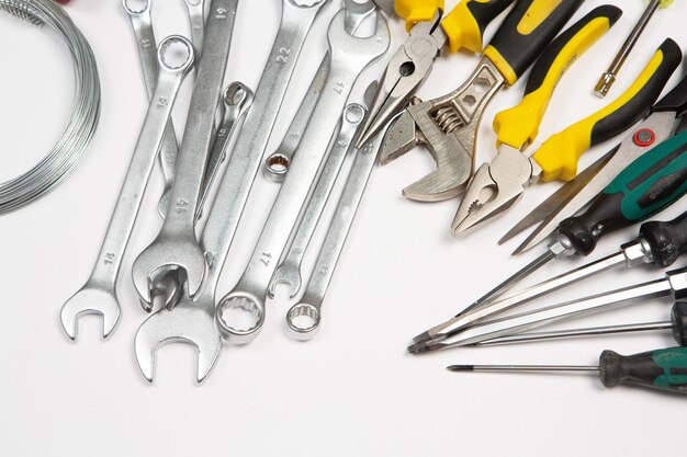 Photo ensemble d'outils de réparation dans une boîte sur fond blanc outils de travail isolés sur blanc