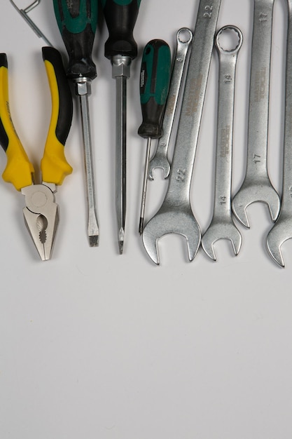 Photo ensemble d'outils de réparation dans un étui sur fond blanc outils de travail ou de construction assortis