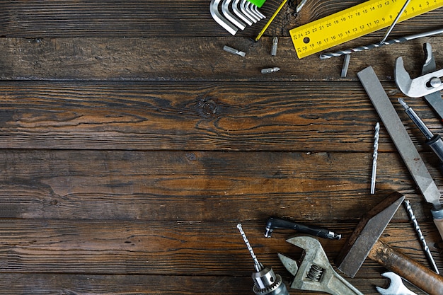 Ensemble d'outils de travail sur rustique en bois