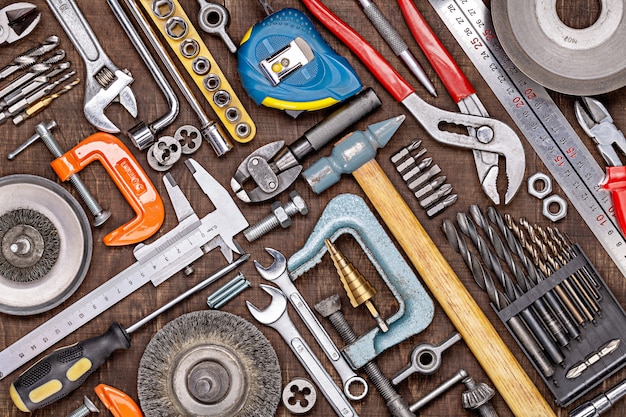 Ensemble d'outils de travail sur une table en bois