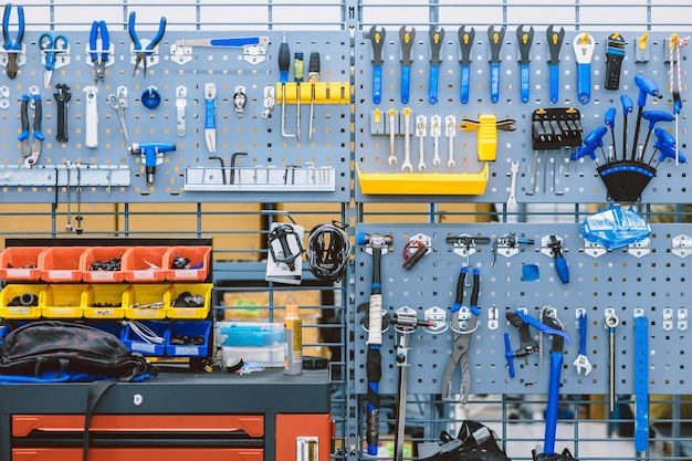 Photo ensemble d'outils de vélo dans un atelier de service professionnel de vélo pour l'assemblage de réparation fixe