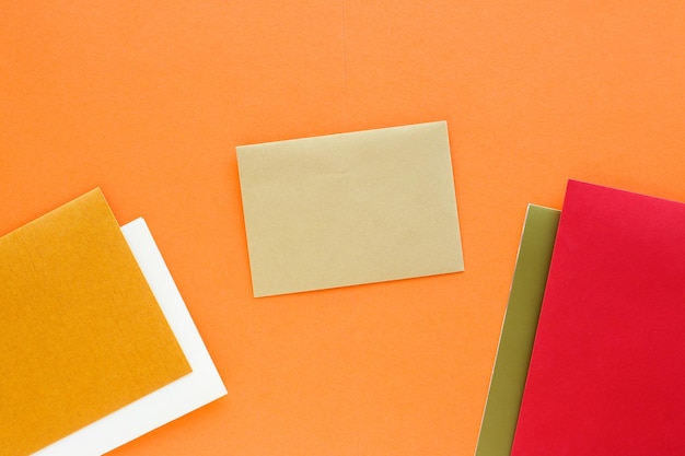 Ensemble de papeterie en papier pour la maquette de flatlay de marque d'entreprise