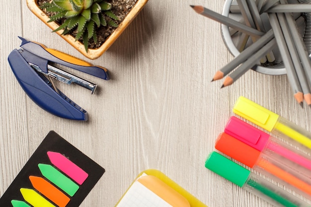 Ensemble de papeterie pour l'école et le travail de bureau