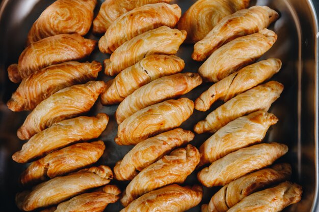 Ensemble de pause-café à l'hôtel pendant la réunion de conférence, avec thé et café, table de banquet de restauration décorée avec une variété de pâtisseries et de boulangeries, avec des croissants et des biscuits