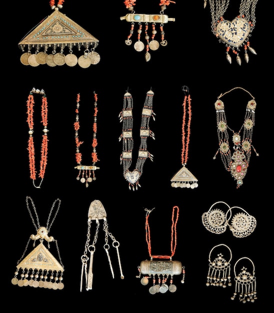 Un ensemble de pendentifs et boucles d'oreilles antiques avec des pierres précieuses isolées sur un fond noir