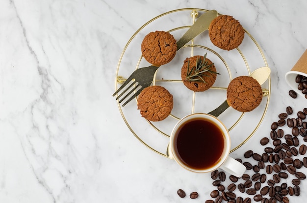 Ensemble de petit-déjeuner Biscuits et café sur fond de table en granit avec copie espace vue de dessus mise à plat