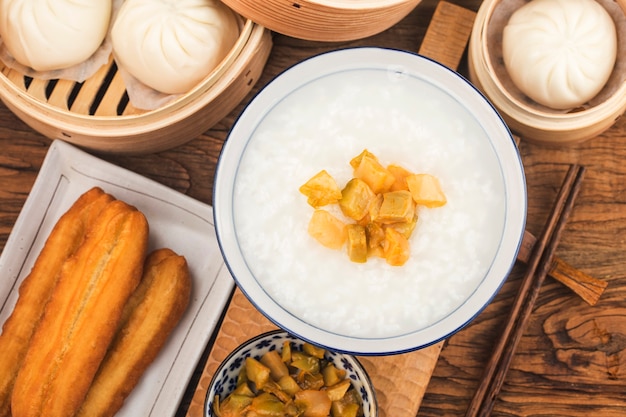 Ensemble petit-déjeuner de bouillie chinoise, bâtonnets de pâte frits, bouillie blanche,