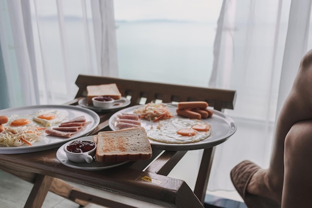 Ensemble petit-déjeuner de l'hôtel servi dans la chambre le matin