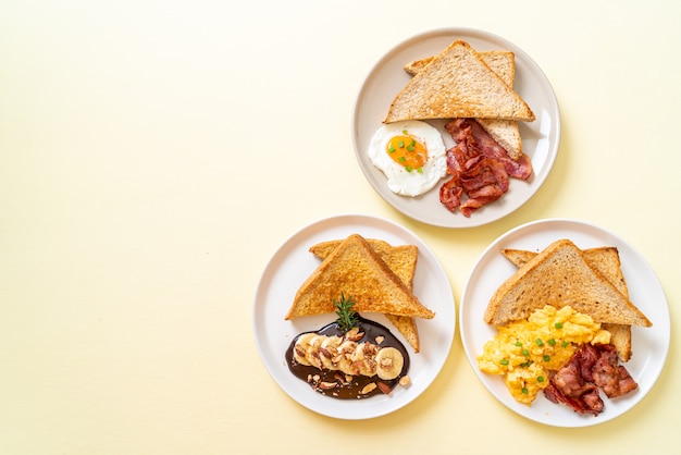 Ensemble De Petit-déjeuner (œuf Frit Avec Pain Grillé Et Bacon, œuf Brouillé Avec Pain Grillé Et Bacon, Pain Doré Aux Amandes Chocolatées à La Banane) Avec Espace Copie