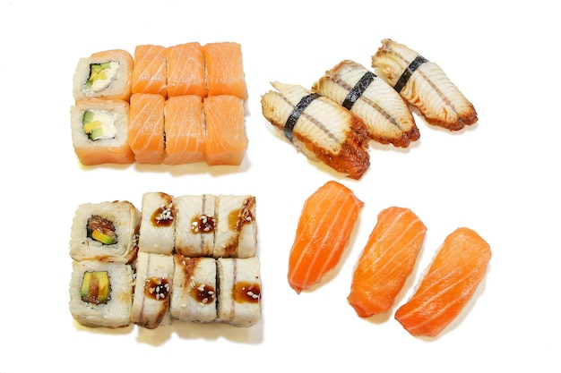 ensemble de petits pains et sushis sur fond blanc