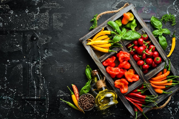 Ensemble de piments colorés dans une boîte en bois Cuisine mexicaine Épices Vue de dessus