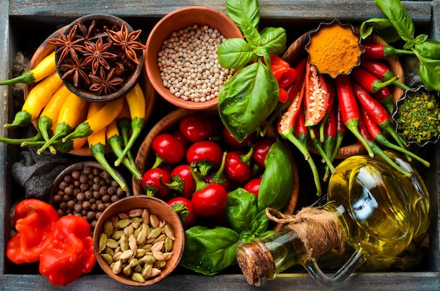 Ensemble de piments colorés dans une boîte en bois. Gastronomie mexicaine. Épices. Vue de dessus.