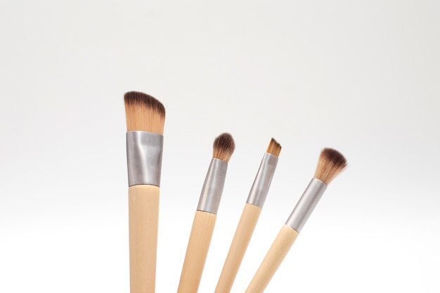 Ensemble de pinceaux de maquillage en bois isolé