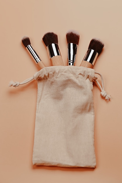 Ensemble de pinceaux de maquillage professionnels avec manche en bois concept zéro déchet respectueux de l'environnement