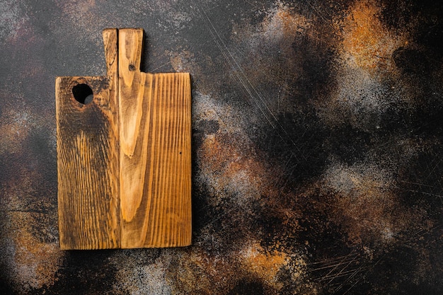 Ensemble de planches à découper rayées, vue de dessus à plat, avec espace de copie pour le texte ou la nourriture, sur le vieux fond de table rustique sombre