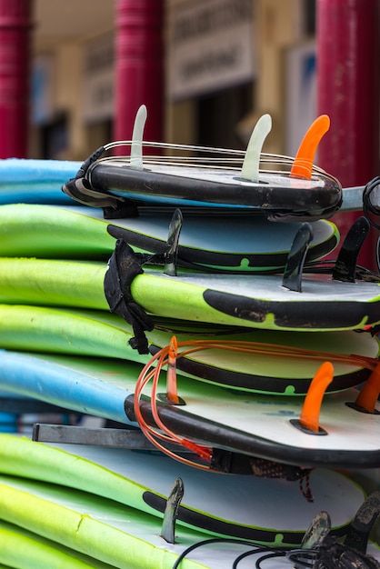 Ensemble de planches de surf de différentes couleurs dans une pile. La France