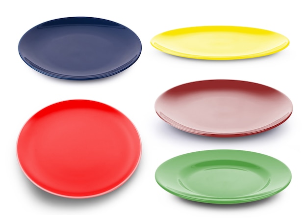 Ensemble de plaque de couleur sur une surface blanche