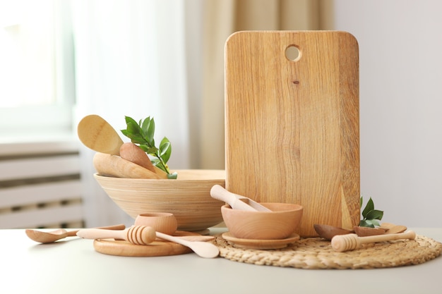 Ensemble de plats en bois sur la table