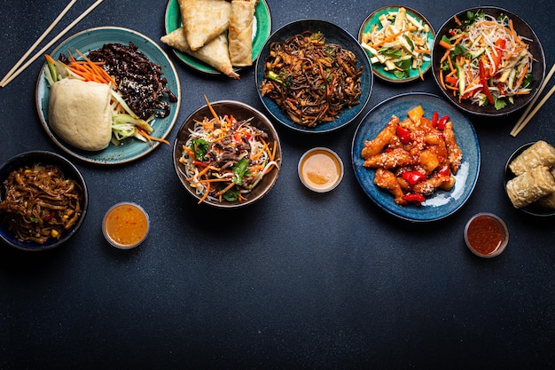 Ensemble de plats chinois sur l'espace de la table pour le texte