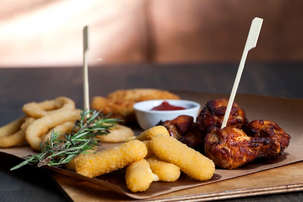 Un ensemble de plats composé d'ailes de poulet cuites au four, dans un café