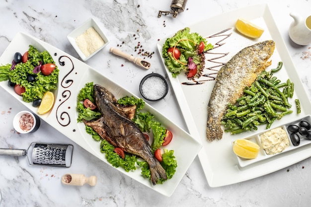 Ensemble de plats de poisson grillé, poisson dorado grillé et truite rôtie au parmesan. bannière, menu, lieu de recette pour le texte, vue de dessus