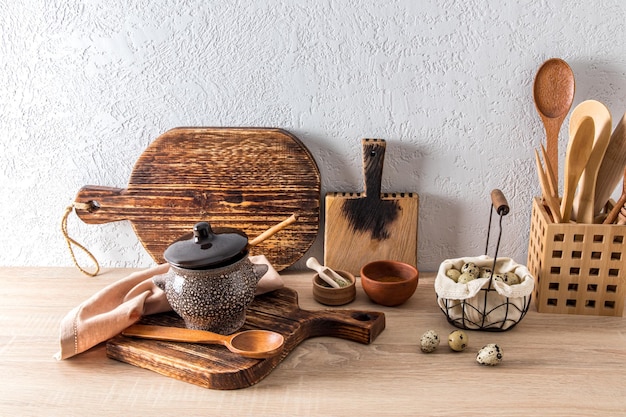 Un ensemble de plats traditionnels en bois et en céramique sur le comptoir de la cuisine de la maison de campagne style éco rustique zéro déchet