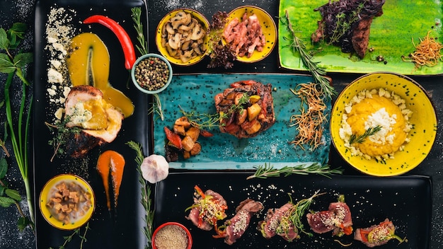 Un ensemble de plats de viande et de légumes frais et de poisson sur une table en bois Vue de dessus Espace libre pour votre texte