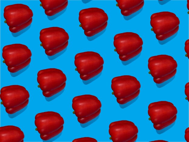 Ensemble de poivrons rouges sur fond bleu. Motif de poivrons rouges, concept d'alimentation saine.