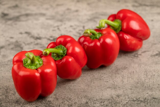 Ensemble de poivrons rouges placés sur la surface de la pierre