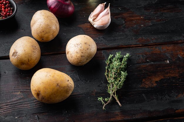 Ensemble de pommes de terre fraîches, sur une vieille table en bois foncé