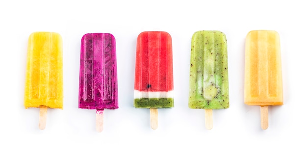 Ensemble de popsicle aux fruits sur blanc