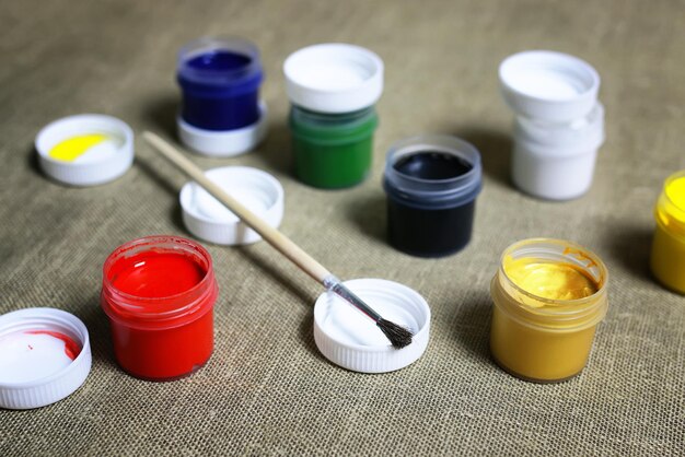 Ensemble de pots de peinture